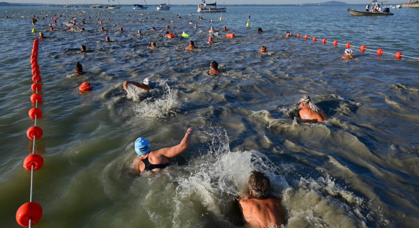 Kánikulában zajlik a Balaton-átúszás, 90 éves a legidősebb nevező