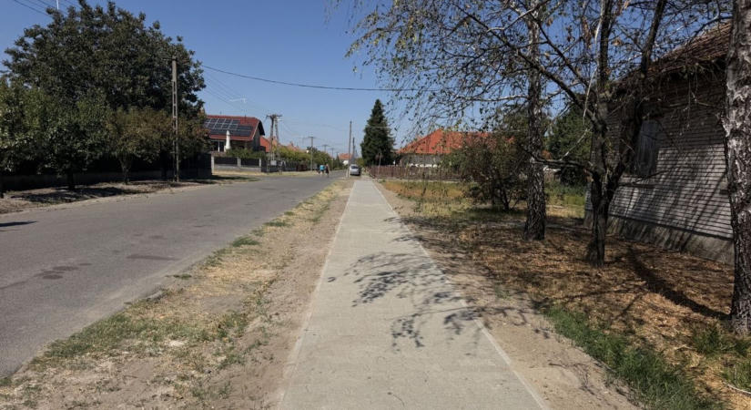 Évek óta hiányzott, hamarosan elkészül a Délibáb utca hiányzó járdaszakasza Mórahalmon