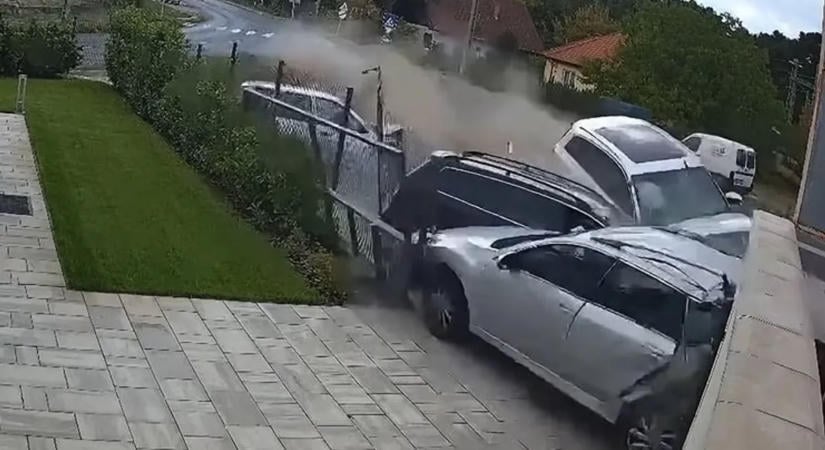 Videón, amint egy luxusautó ripityára tört három parkoló járművet Siófokon