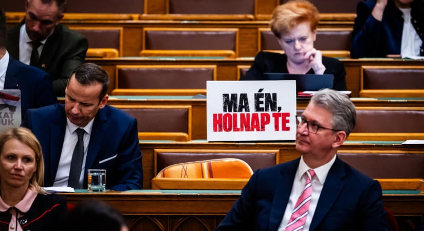 Üresen maradt Hankó Balázs és Seszták Miklós széke a parlamentben, különös táblák jelentek meg a helyükön