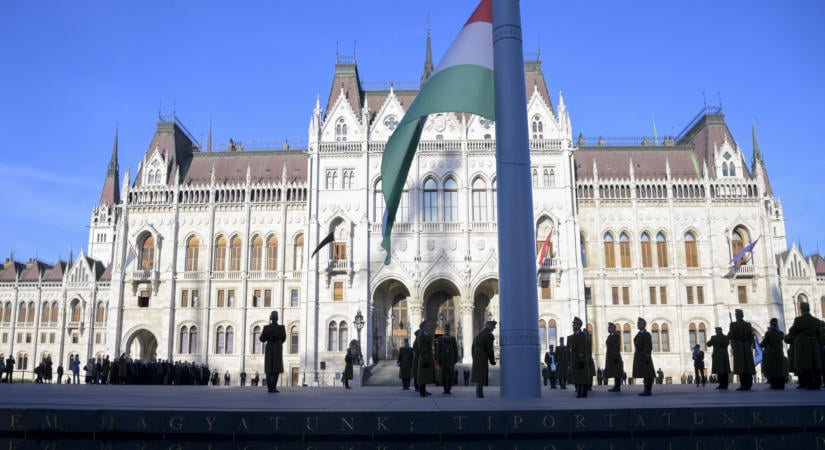 Nemzeti gyásznap: Felvonták, majd félárbócra eresztették a nemzeti lobogót a Kossuth téren