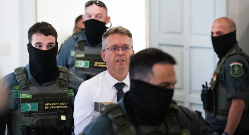 Hankó Balázsnak egy cellatársa van, korrektek vele a börtönben