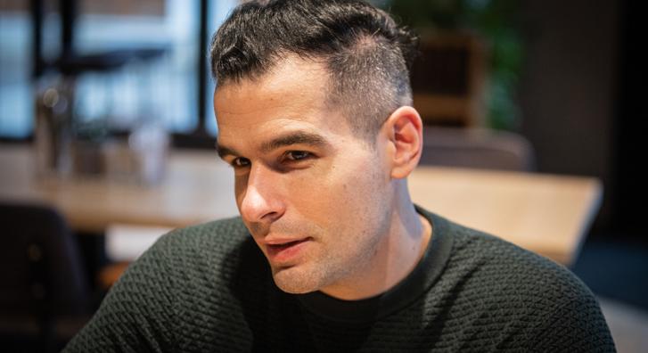 Lakatos Levente reagált a Heti Hetes műsorvezetőjének szavaira: „Benne van a s.ggében a saját feje”