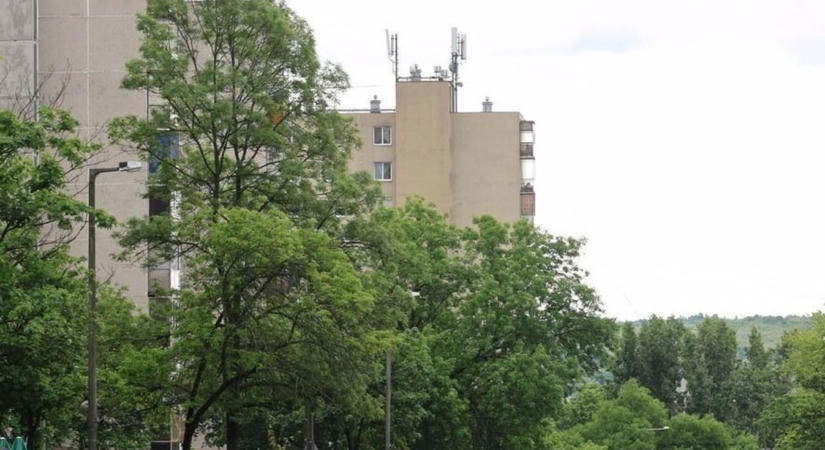 Méteres kátyú szakított kereket az Avason