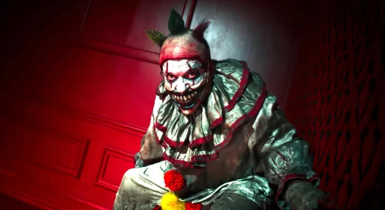 Gyilkos bohóccal, csupasz macskával és rég nem látott sztárparádéval tér vissza az American Horror Story - itt a 13. évad első kedvcsinálója
