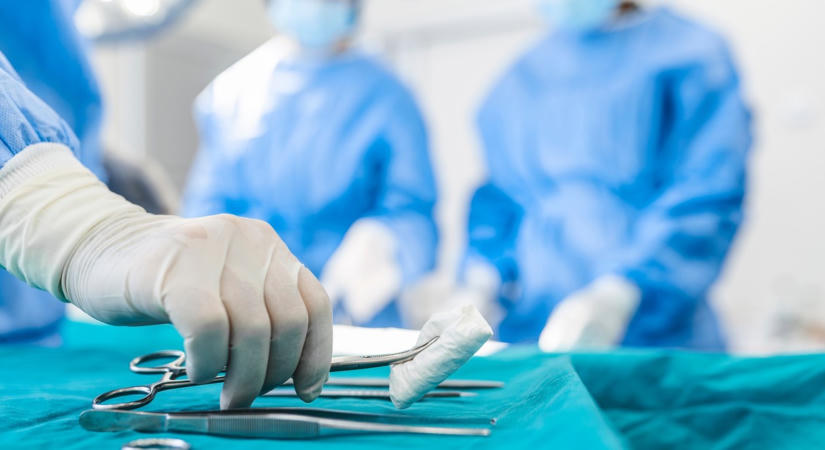 Hónapok óta passzolgatják egymásnak az orvosok, közben óriásira nőtt Dezső bácsi sérve