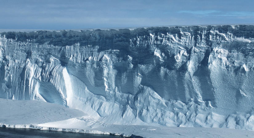 Vérzik az Antarktisz. Vörös víz ömlik egy gleccserből, ősi világ rejtőzik alatta
