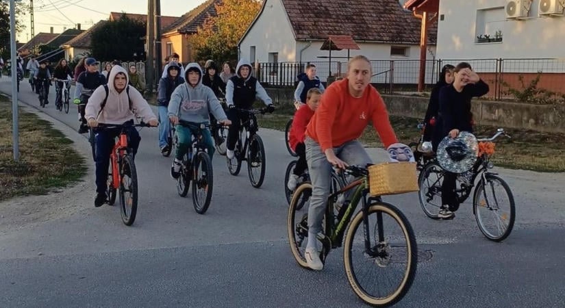 Bringázz a suliba! – Seregélyesen is sok fiatal indult biciklivel iskolába (galéria)