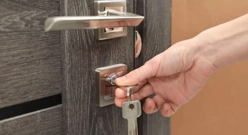 Új trükkel próbálkoznak a csalók: ezért kopogtathatnak nálad