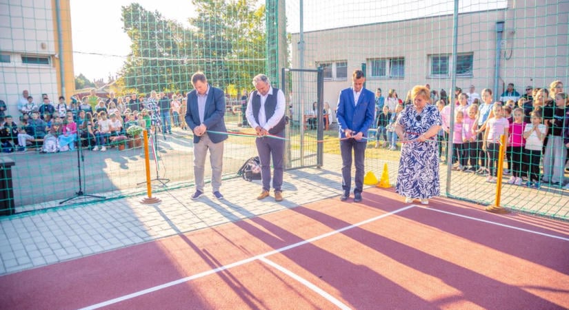 Szinte rá sem lehet ismerni a szatymazi sportpályára a 78 milliós fejlesztés után  fotók