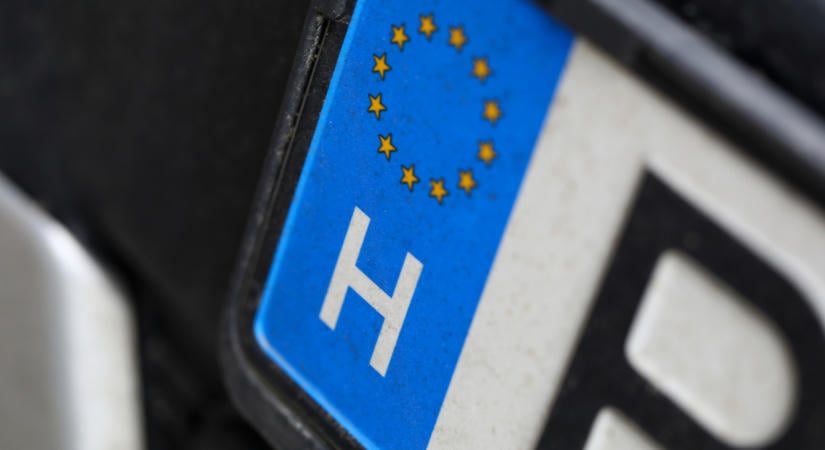 Közeleg a kötelező rendszámcsere határideje: rengeteg magyar autós fizethet a kormányablaknál 1 Tetszik reagálás.