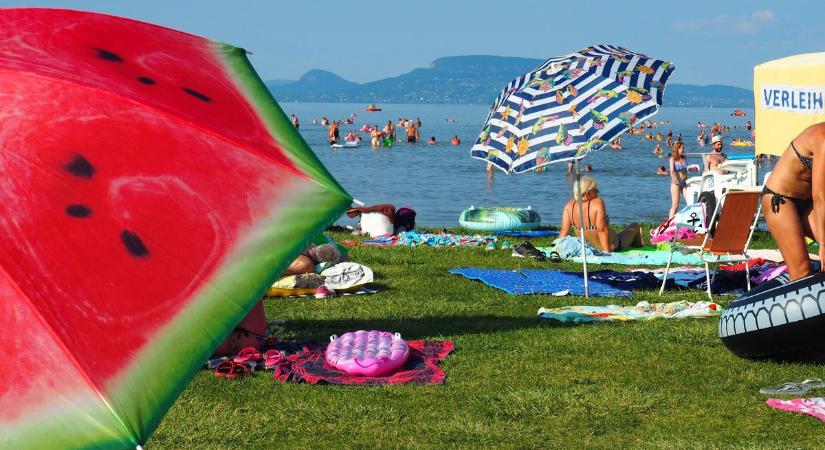 Sokkoló balatoni árak: ennyiért árulják idén a hamburgert a strandokon