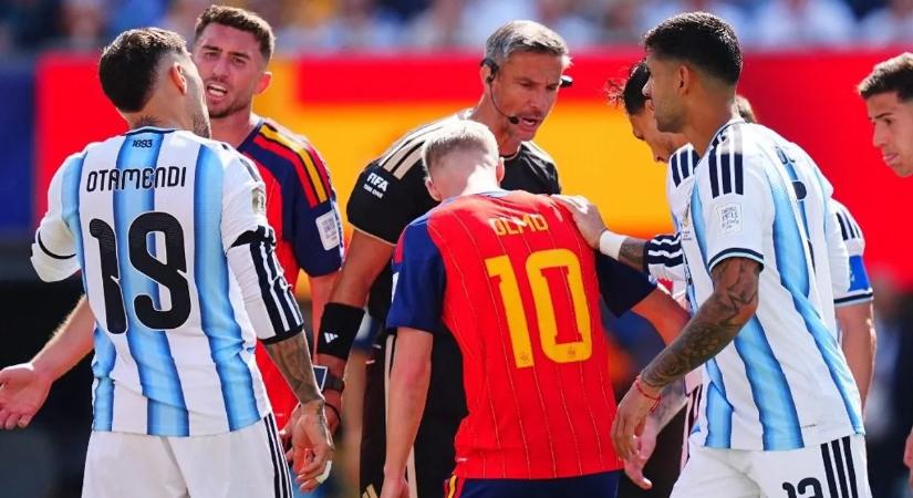 Az argentin edző arcon ütötte a spanyol válogatott sztárját – videó