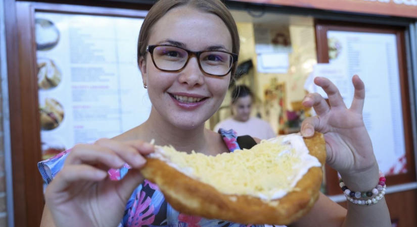 Így lehet elkészíteni a tökéletes balatoni lángost