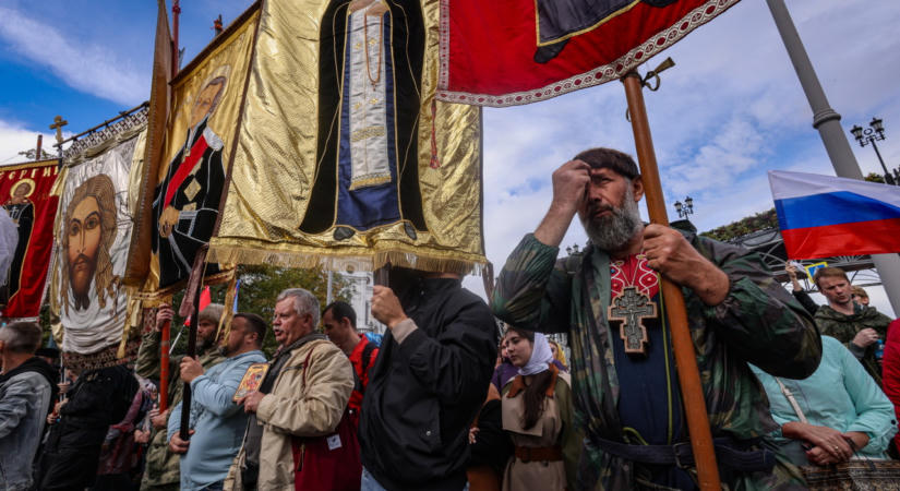 Szentként tisztelt középkori fejedelem ereklyéivel lelkesítik az orosz katonákat a harcra