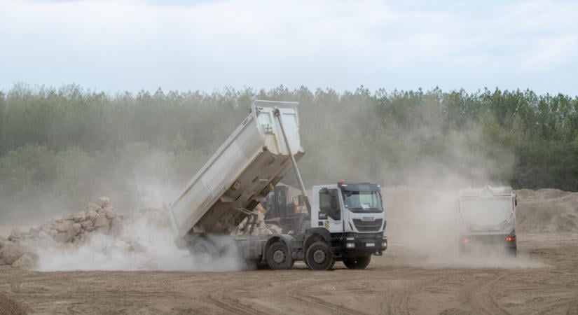 A magyar milliárdos cége tízezer tonna terméskövet szállított Paksra