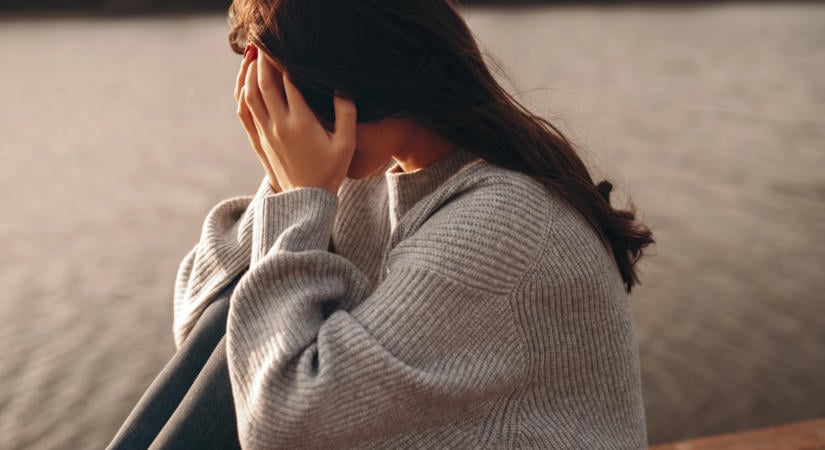 Miért tör rád ősszel a szorongás, amikor azt hitted, már feldolgoztad? Az évforduló-effektus évekkel később is kísérthet