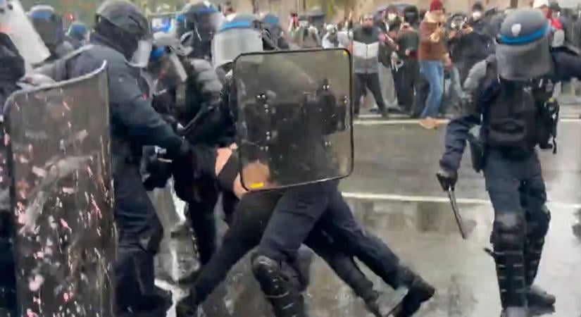 Videón, ahogy ütik, rúgják, hajánál fogva húzzák a párizsi nőt a rendőrök
