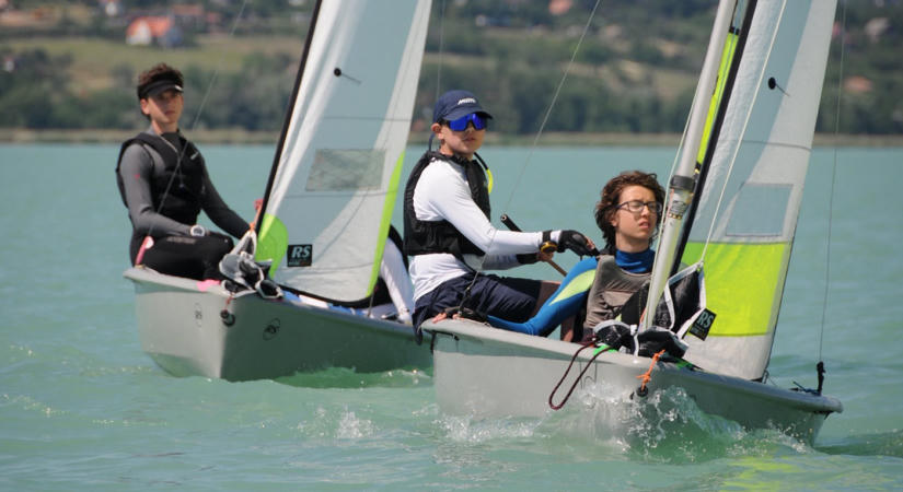 Testnevelésórán tanulnak vitorlázni a gyerekek egy balatonalmádi iskolában