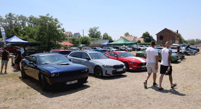 Felbőgtek a motorok Tarcalon: ismét autók és motorok lepték el a borvidéket - képekkel, videóval