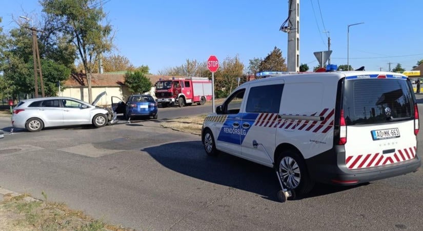 Autók ütköztek Kiskunmajsán, két embert kórházba szállítottak a mentők  fotók
