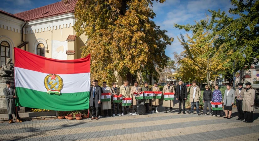 Fotókon a hajdúszoboszlói megemlékezés, koszorúzást is tartottak az 1956-os forradalom és szabadságharc évfordulóján