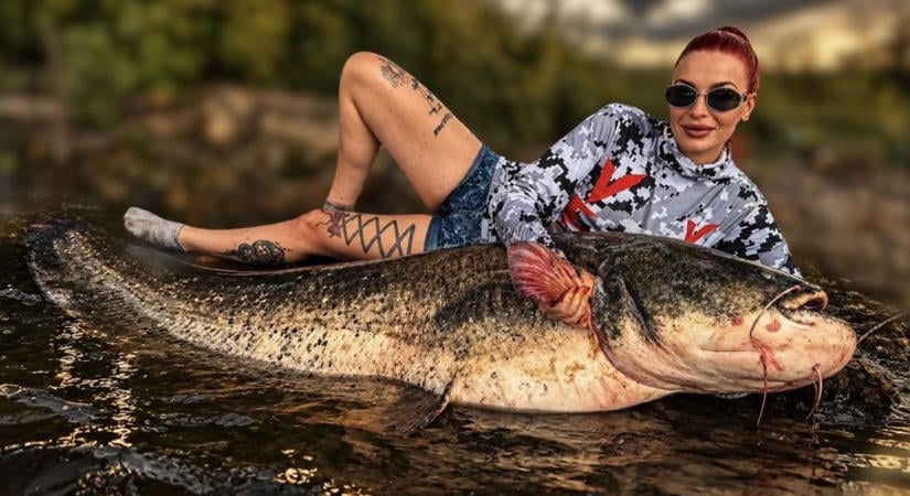 75 kilós harcsákkal birkózik a gyönyörű lány, akitől még a férfi horgászok is ámulnak (videóval)