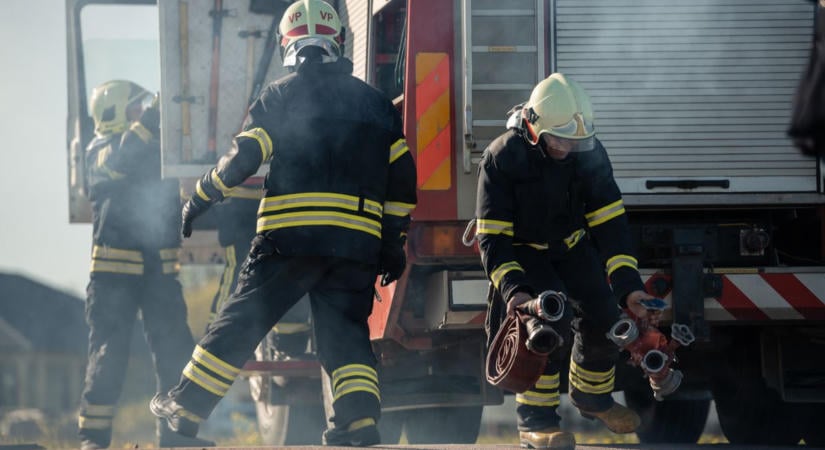 Most érkezett: lesodródott és összetört egy autó Mohács közelében, mentők és tűzoltók a helyszínen