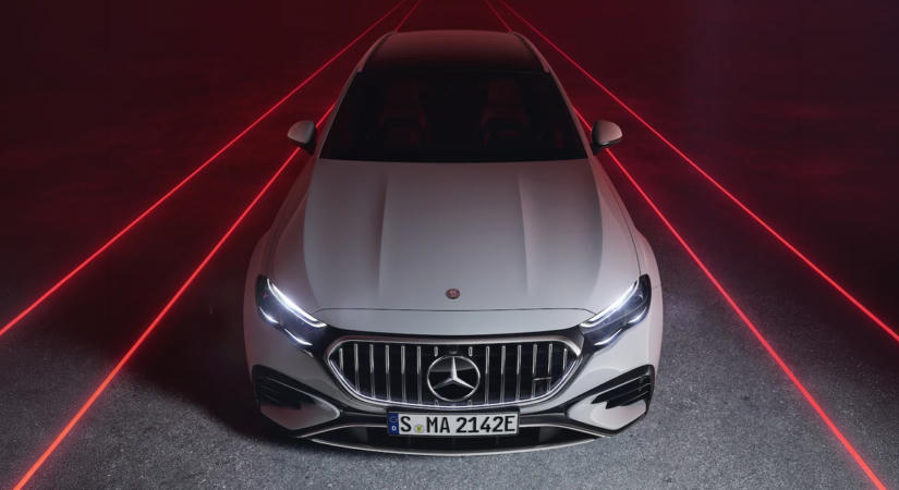 Beleégett a Mercedes logója a sofőr hátába: beperelték a német autógyártót