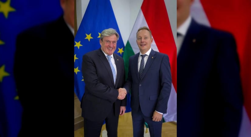 Kapitány István bemutatta Takács Lászlót, az új kabinetfőnököt