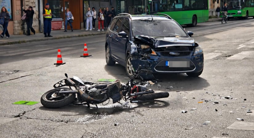 Súlyosan megsérült egy motoros Pécsen, szőlő égett Siklóson
