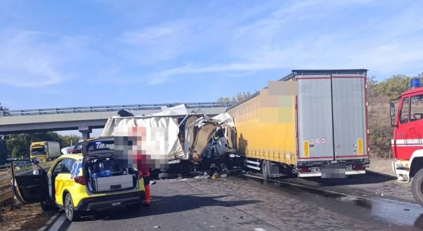 Halálos baleset történt az M5-ösön: két kamion, egy teherautó és egy személyautó ütközött