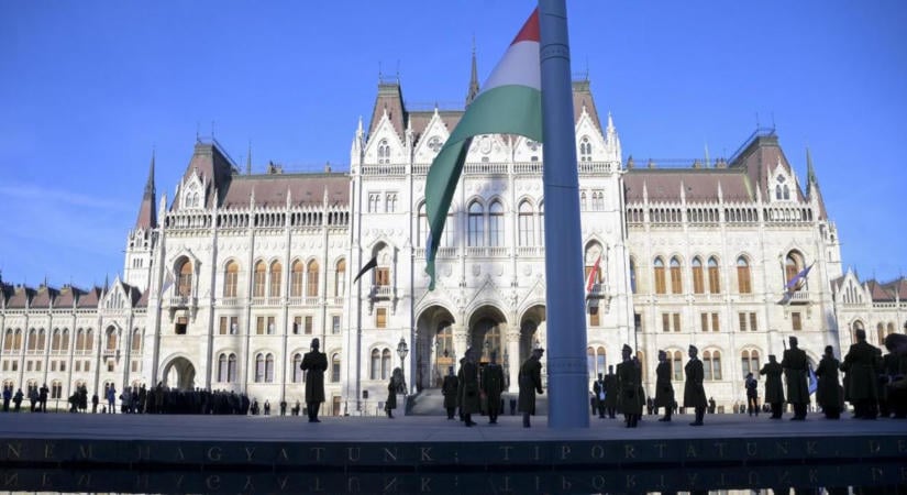 Felvonták, majd félárbócra eresztették a nemzeti lobogót a Kossuth téren