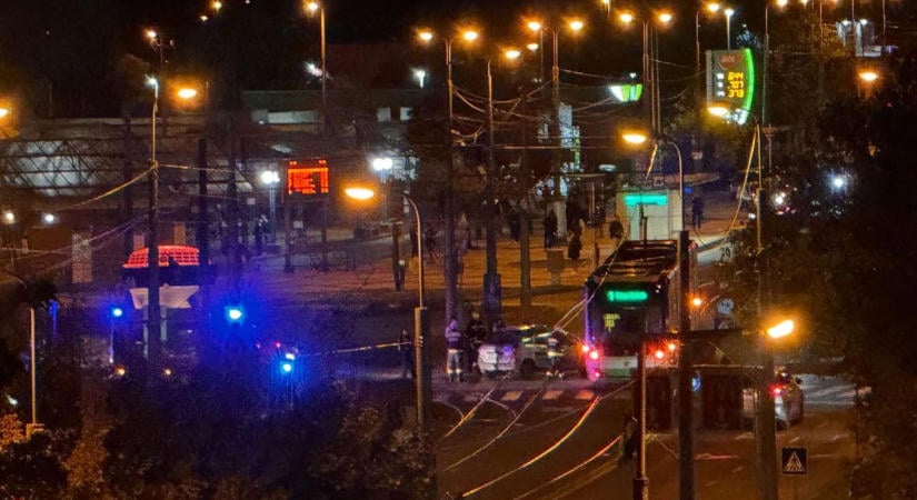 Egy hónap után újra! Villamos és autó ütközött Miskolcon