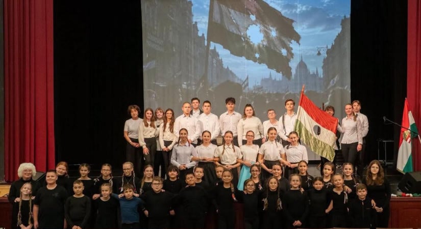 Diákok idézték fel a hősök bátorságát, gyertyák égtek az emlékükre