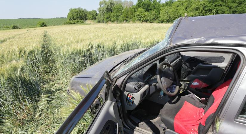 Árokba borult egy autó Pogányszentpéteren