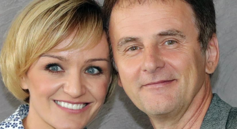 Itt az első közös fotó. Annyira boldogan öleli magához gyönyörű unokáját Szandi