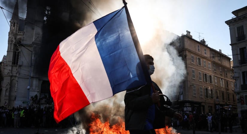 Zavargások törtek ki a francia nagyvárosokban a sárgamellényesek és a középiskolások közös demonstrációin