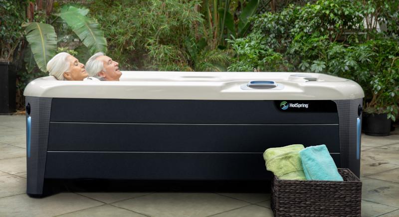 Képernyők helyett valódi társas kapcsolódás a jakuzzi segítségével