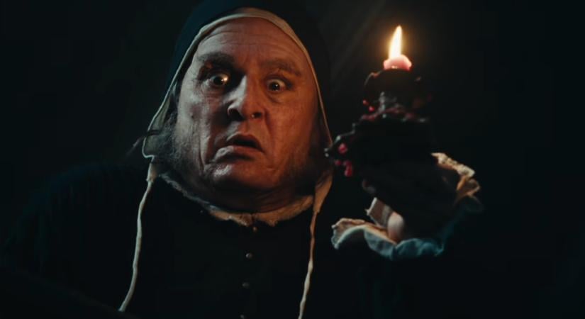 [SDCC 2026] Johnny Depp zsémbes vénemberként tér vissza Hollywoodba a Karácsonyi ének új filmváltozatával, az Ebenezerrel, ami megkapta első előzetesét