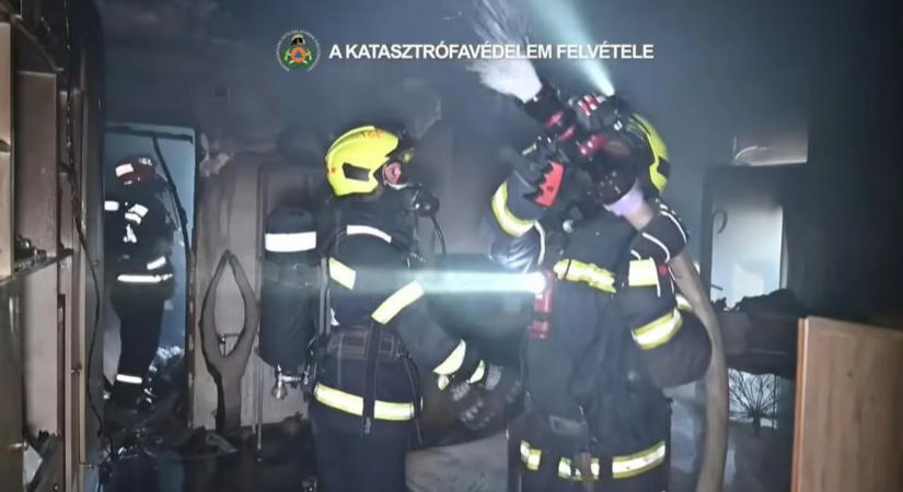 Videón a budapesti háztűz oltása és a lakók mentése, mentőálarcban vitték ki őket a tűzoltók