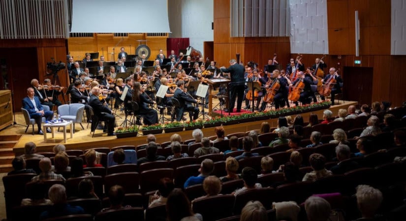 Szombathely polgármestere Gregory Peck és Barack Obama nyomdokaiba lépett a Bartók Terem színpadán