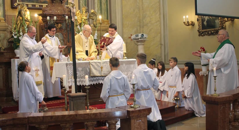 Erdő Péter bíboros áldotta meg a megújult süttői templomot