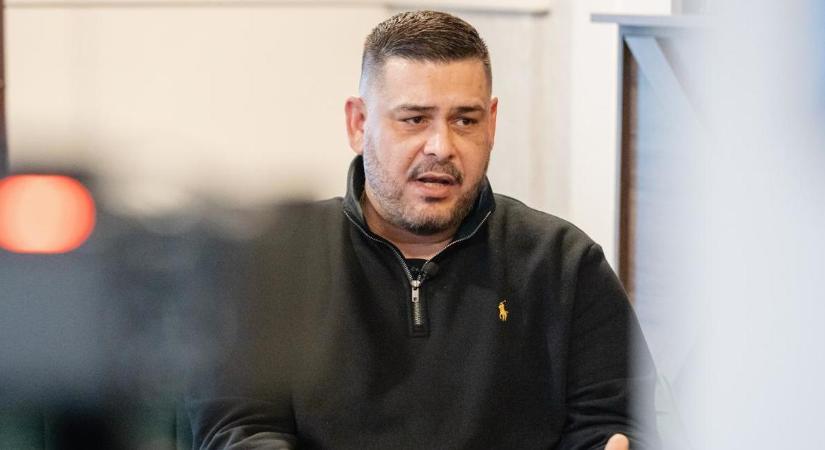 Ábrahám Róbert vicsorgó vak embernek nevezte a szociális és családügyi minisztert