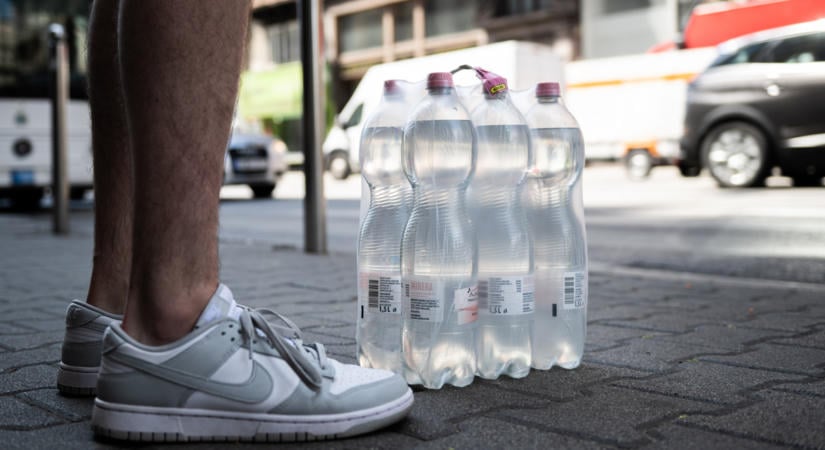 Beindult a pánikvásárlás, több településen is kartonszámra veszik az ásványvizet