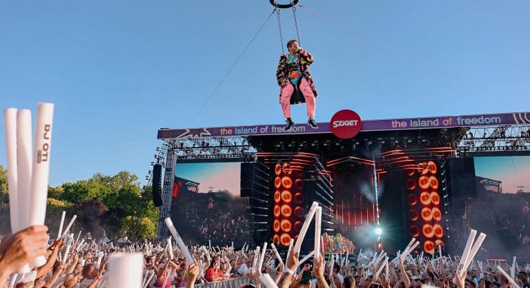 Kőváry Anett: „A DJ OTI koncert olyan, mint egy kollektív terápiás ülés”
