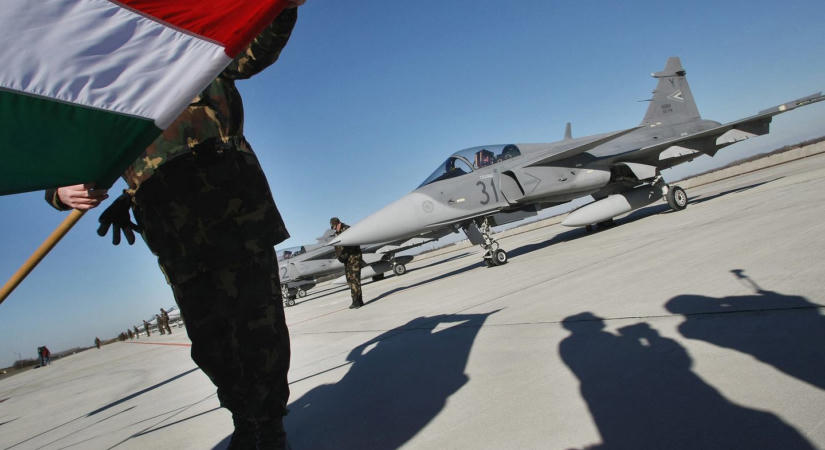 Lezuhant a magyar honvédség egyik Gripen vadászgépe Szolnok mellett, Magyar Péter azonnal reagált