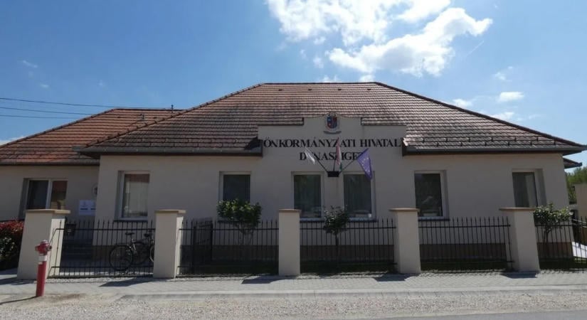 Virágcserépbe rejtett lehallgatókészüléket találtak egy szigetközi polgármesteri hivatalban