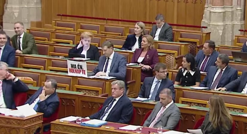 Különös üzenet jelent Seszták Miklós és Hankó Balázs üres helyén a parlamentben