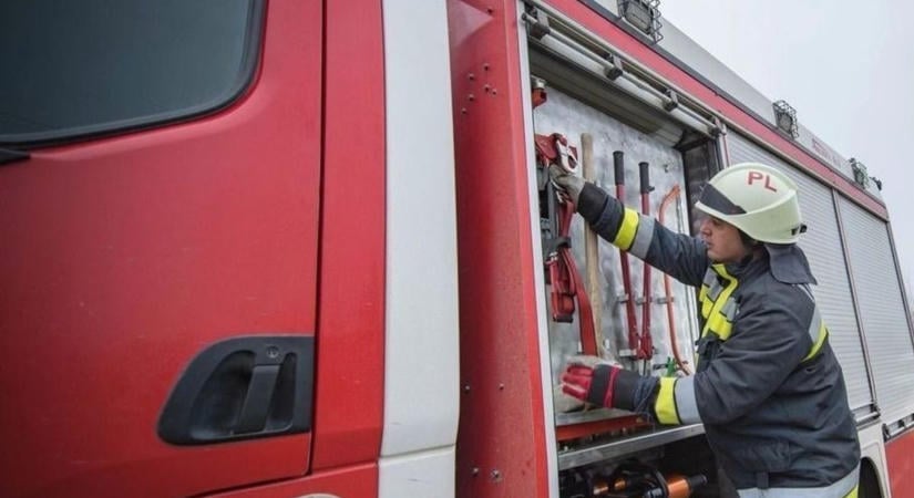 Hatalmas tűz emésztett egy kamiont az M3-ason, rohantak a tűzoltók